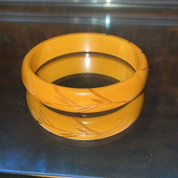 Vtg Bakelite orange bangle bracelet with wheat carving - Picture 2 of 6